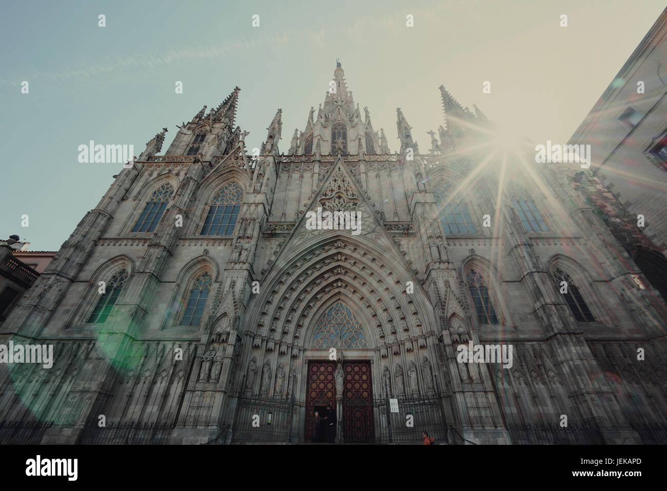 Vue à bas angle sur la cathédrale, Barcelone, Catalogne, Espagne Banque D'Images