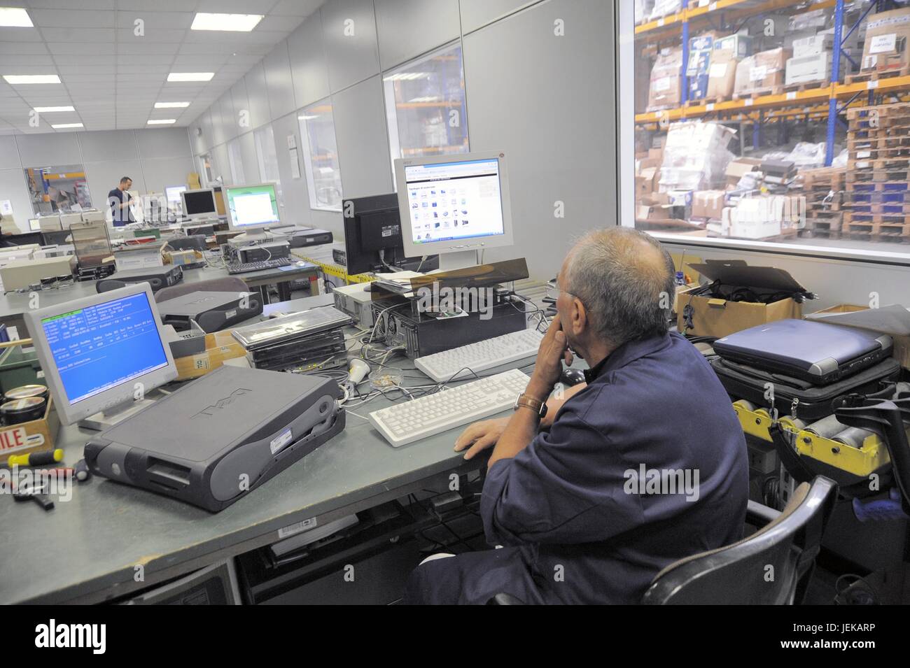 Re de coopération tech Life, organisme sans but lucratif, se régénère chaque année, des milliers d'ordinateurs mis au rebut par les grandes entreprises et ensuite les attribuer aux écoles et projets humanitaires en Italie et dans d'autres pays, en utilisant les travaux de groupes défavorisés tels que les détenus en liberté surveillée et d'anciens prisonniers, de promouvoir leur réinsertion sociale (Usmate Velate, Milan, Lombardie, Italie) Banque D'Images