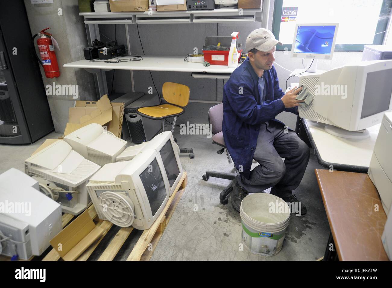 Re de coopération tech Life, organisme sans but lucratif, se régénère chaque année, des milliers d'ordinateurs mis au rebut par les grandes entreprises et ensuite les attribuer aux écoles et projets humanitaires en Italie et dans d'autres pays, en utilisant les travaux de groupes défavorisés tels que les détenus en liberté surveillée et d'anciens prisonniers, de promouvoir leur réinsertion sociale (Usmate Velate, Milan, Lombardie, Italie) Banque D'Images