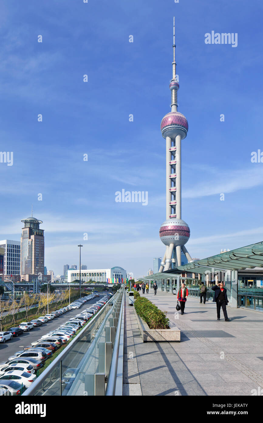 Oriental Pearl Tower contre le ciel bleu. Les 470 mètres de Oriental Pearl est l'un des plus hauts immeubles de Shanghai, situé à Lujiazui finance & trade zone Banque D'Images