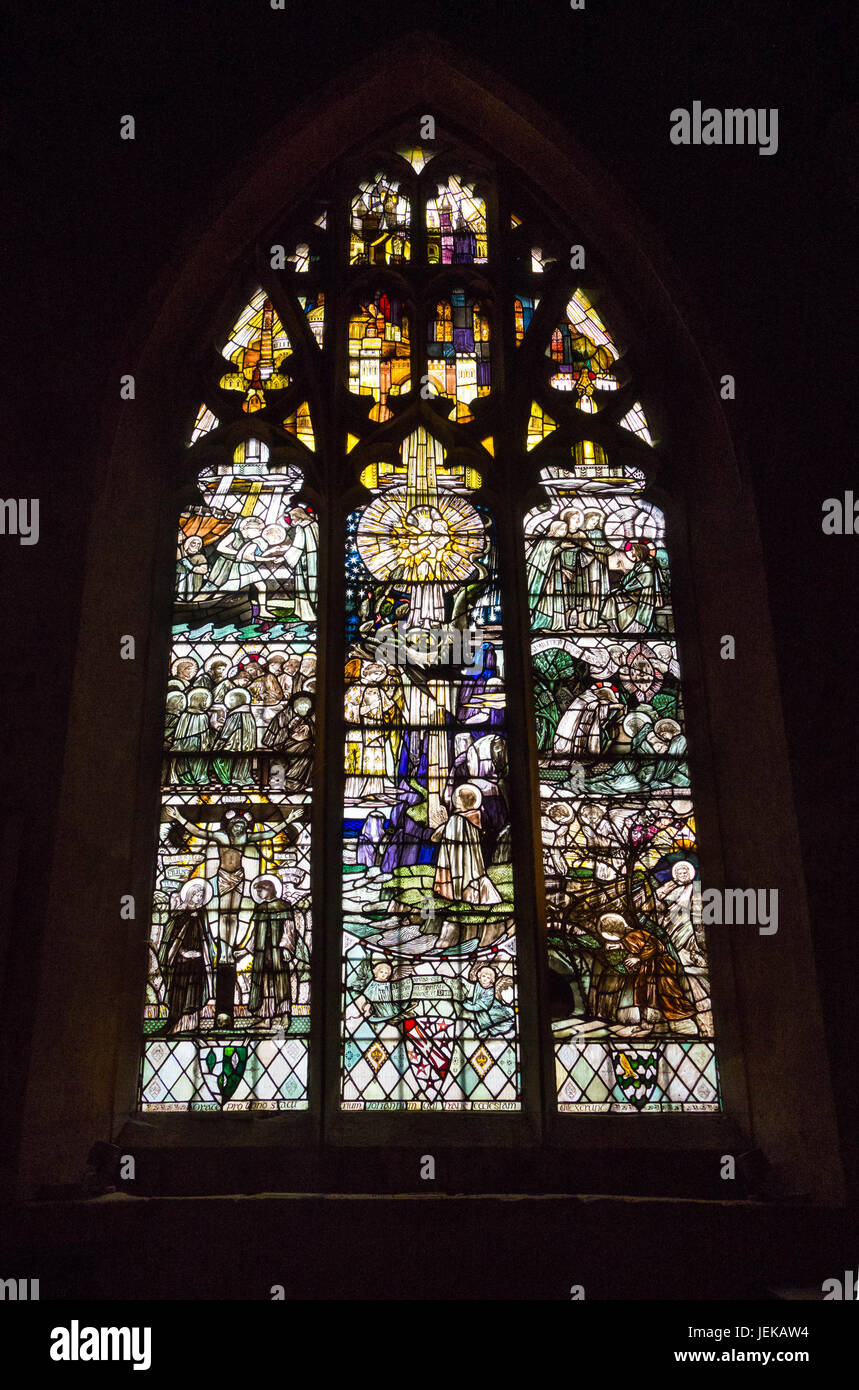 Vitraux de Christopher Whall fenêtre sud du transept de l'église Saint Jean-Baptiste Burford Oxfordshire England Banque D'Images