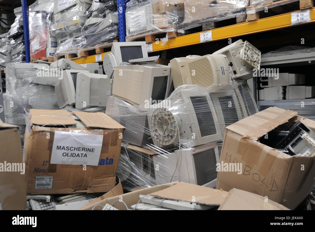 Re de coopération tech Life, organisme sans but lucratif, se régénère chaque année, des milliers d'ordinateurs mis au rebut par les grandes entreprises et ensuite les attribuer aux écoles et projets humanitaires en Italie et dans d'autres pays, en utilisant les travaux de groupes défavorisés tels que les détenus en liberté surveillée et d'anciens prisonniers, de promouvoir leur réinsertion sociale (Usmate Velate, Milan, Lombardie, Italie) Banque D'Images