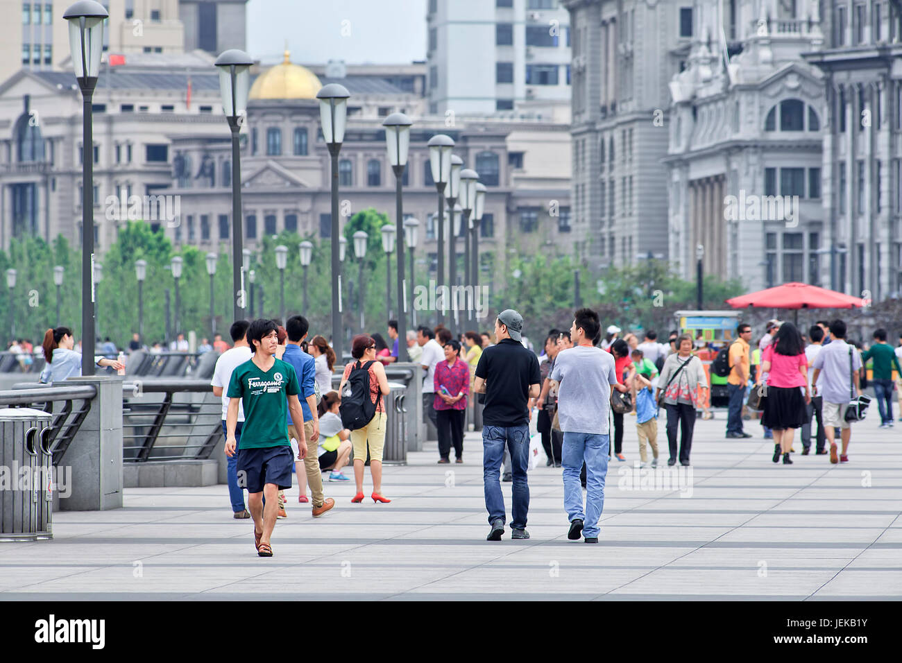 Les gens à pied du Bund. Le Bund a des dizaines de bâtiments historiques, bordant la rivière Huangpu, abritait de nombreuses banques de l'Ouest et de maisons de commerce. Banque D'Images