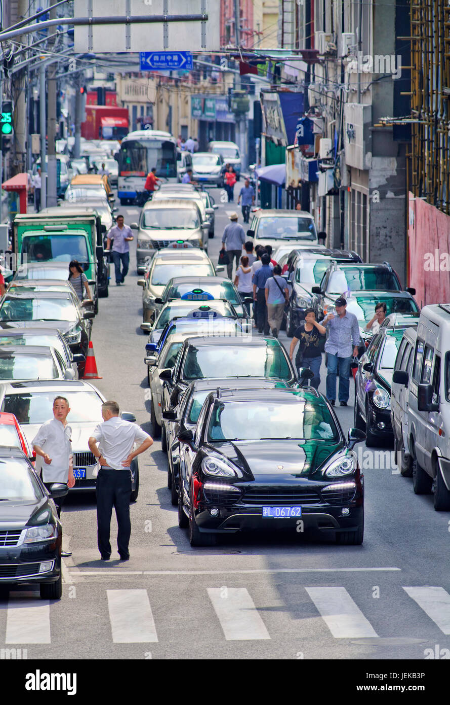 Alley paniers avec des voitures. La vitesse moyenne du véhicule sur les routes principales aux heures de pointe à Shanghai est que de 15 à 16 kilomètres par heure. Banque D'Images