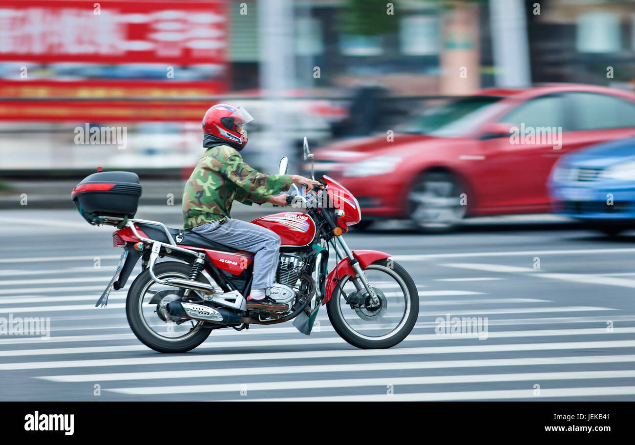 L'homme sur une moto chinoise. La Chine produit 24 millions de motos par  an, et 11,4 millions d'exportation chaque année pour les motos en Afrique  et en Amérique latine Photo Stock -