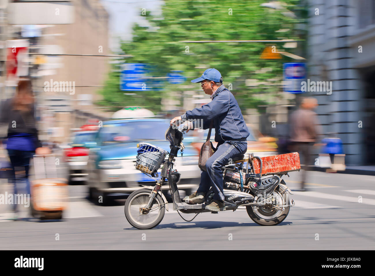 L'homme se précipite sur un vélo électrique. Beaucoup de scooter et e-bike riders roule vite et imprudente en raison d'une mauvaise application de la loi de circulation. Banque D'Images