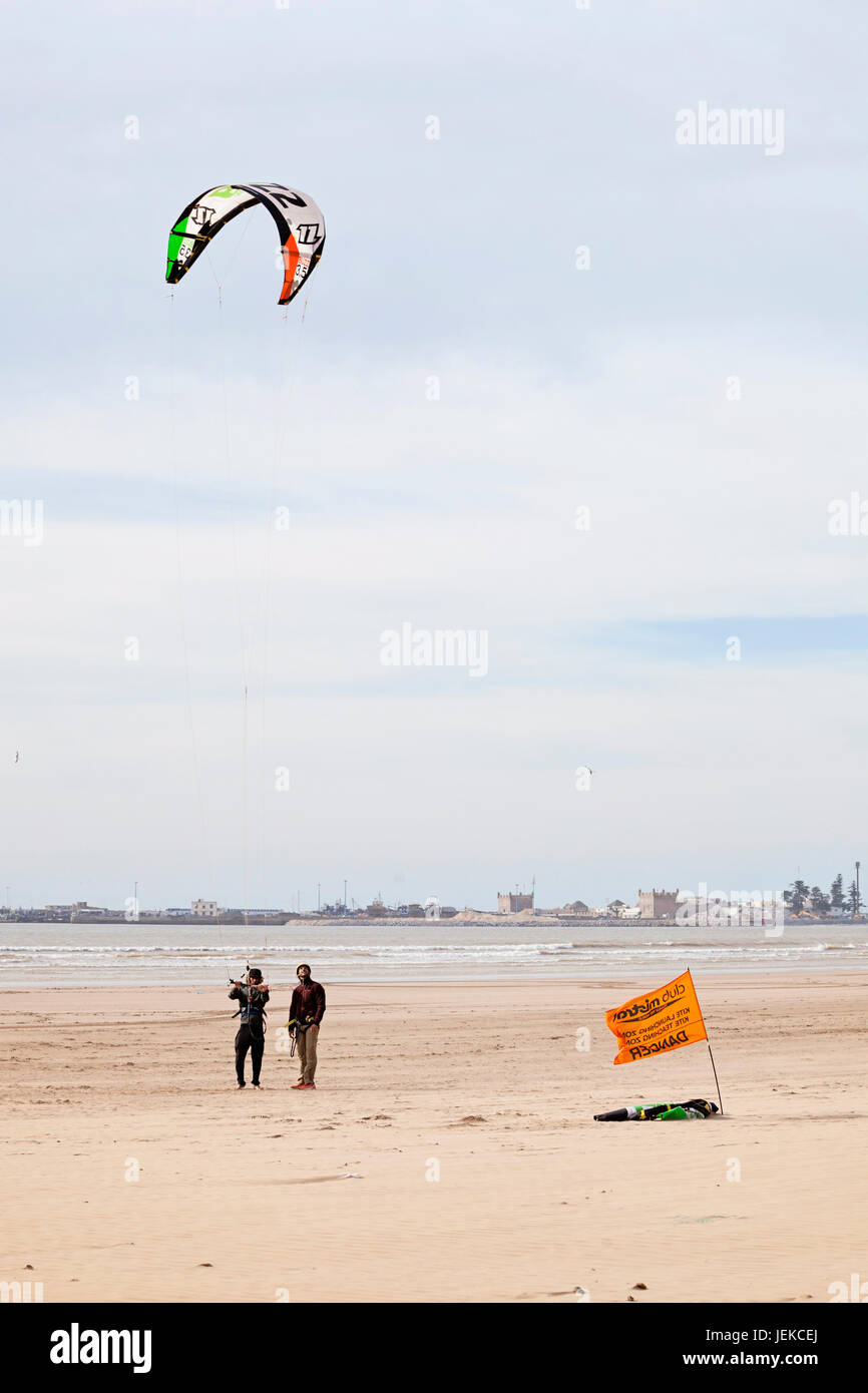 Le kite surf à Essaouira Plage, Maroc. Banque D'Images