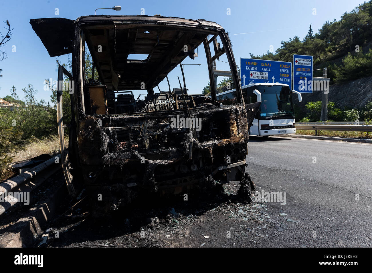 Thessalonique, Grèce - 25 juin 2017 : un bus touristique a feu et a brûlé complètement sur la route périphérique de Thessalonique. Les passagers ont été prises Banque D'Images