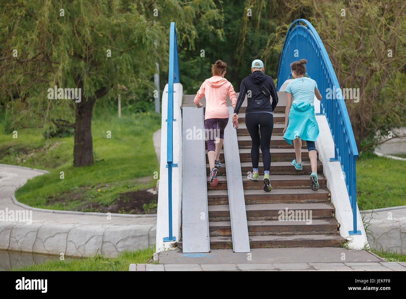 Les jeunes courir sur le parc de la ville, la forme physique, la santé. Banque D'Images