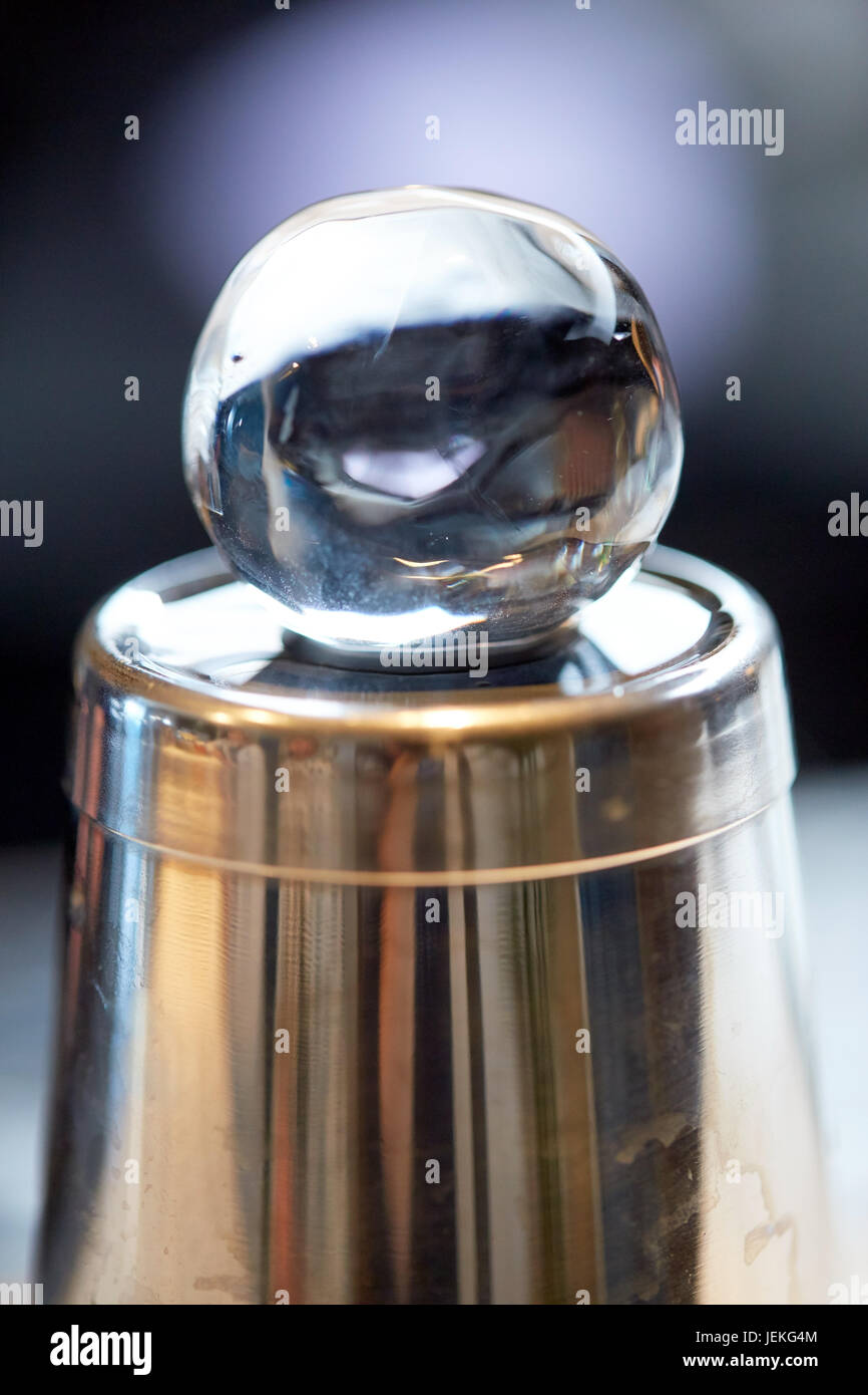 Boule de glace à la main sur le dessus de shaker à bar Banque D'Images