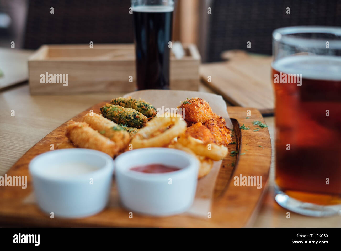 Fromage, calamars frits et des collations de bar avec bière falafel Banque D'Images