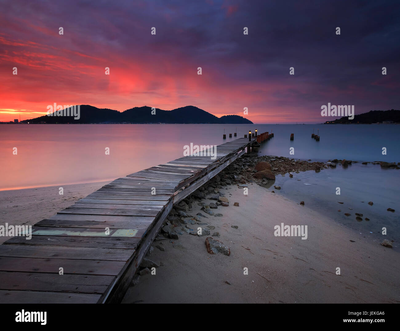 Jetée en bois au coucher du soleil, Marina, île, Malaisie Perak Lumut Banque D'Images