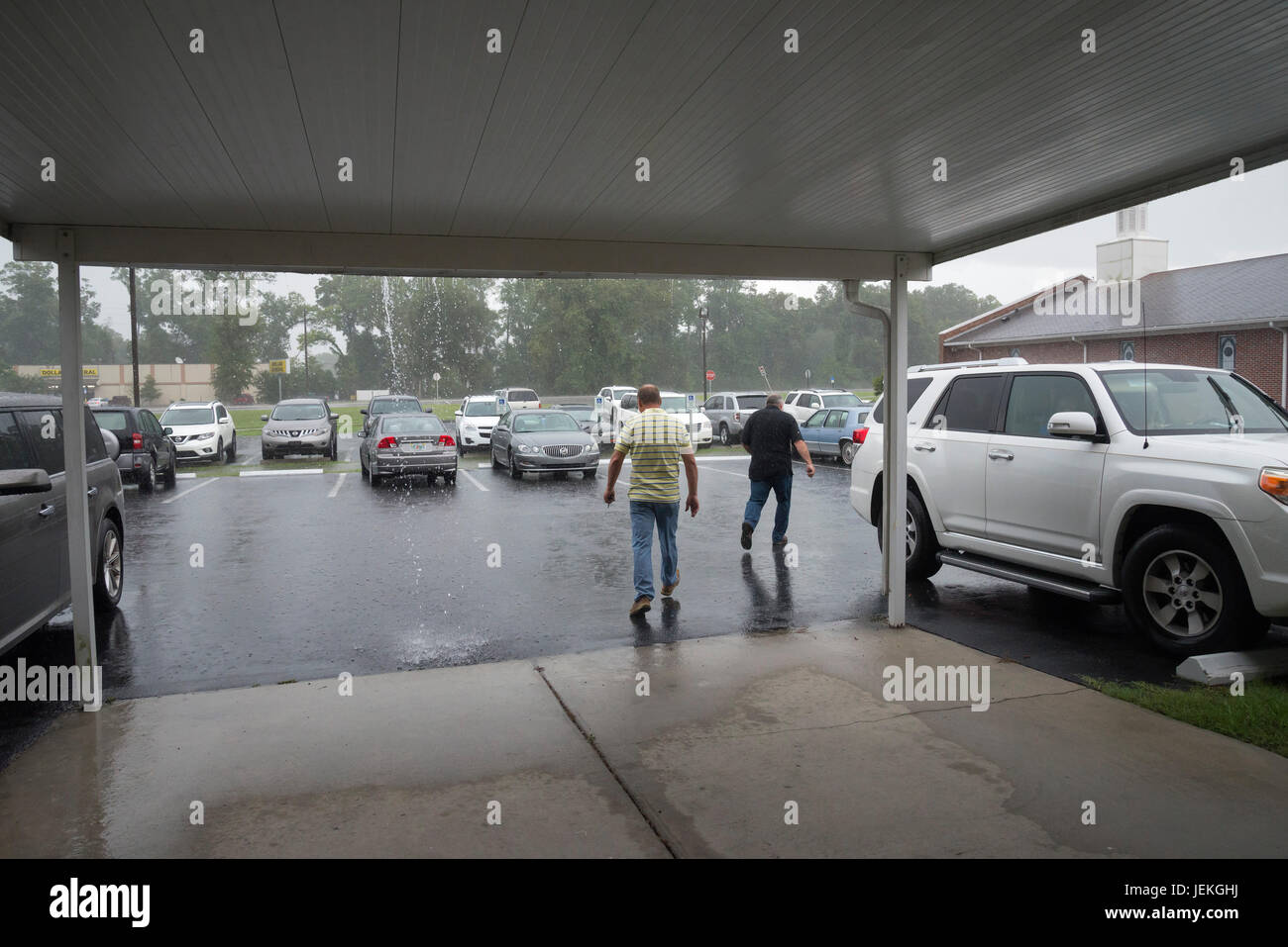 Jour de pluie à un terrain de stationnement de l'église. Banque D'Images