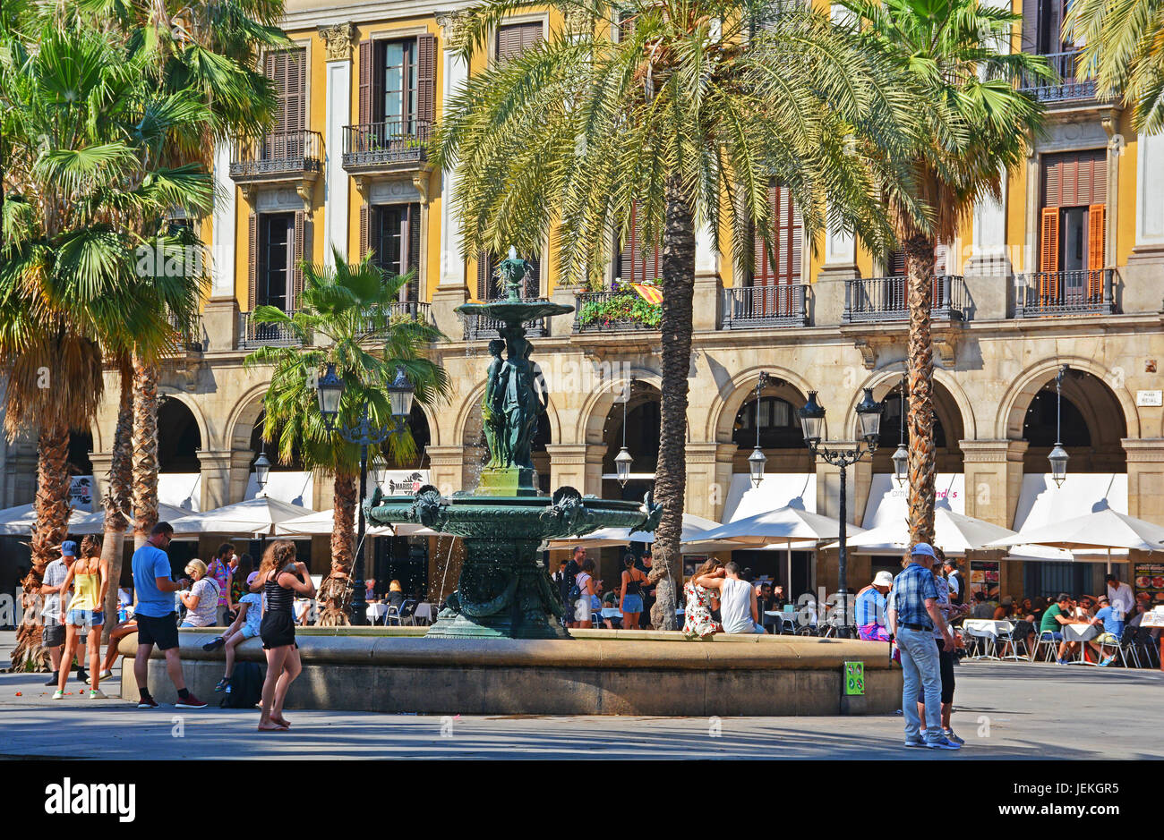 Fontaine sur square del Rei, Barcelone, Catalogne, Espagne Banque D'Images