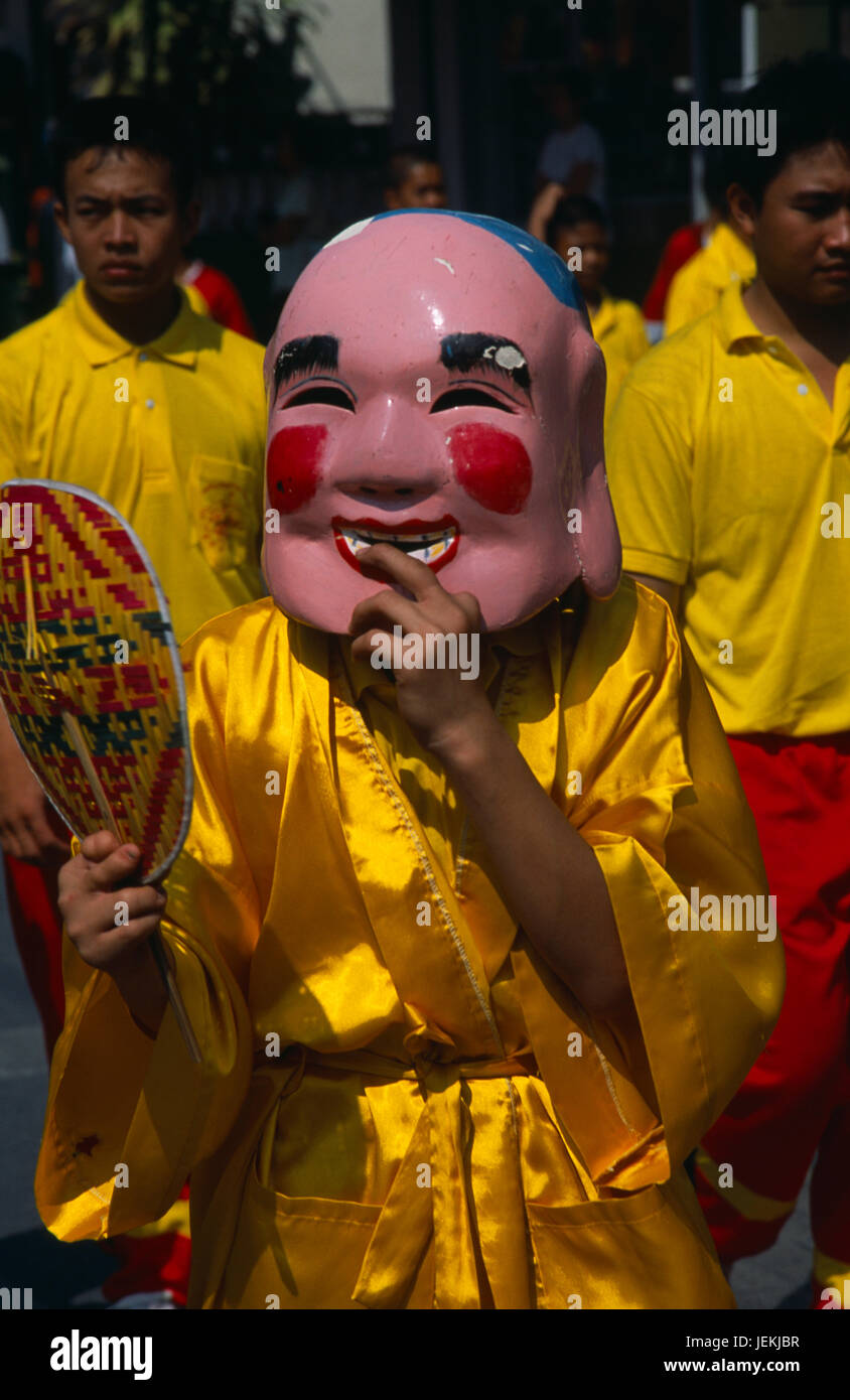 La Thaïlande, au Nord, Chiang Mai, Nouvel An chinois. La figure en costume et masque ventilateur holding au cours de danse du dragon. Banque D'Images