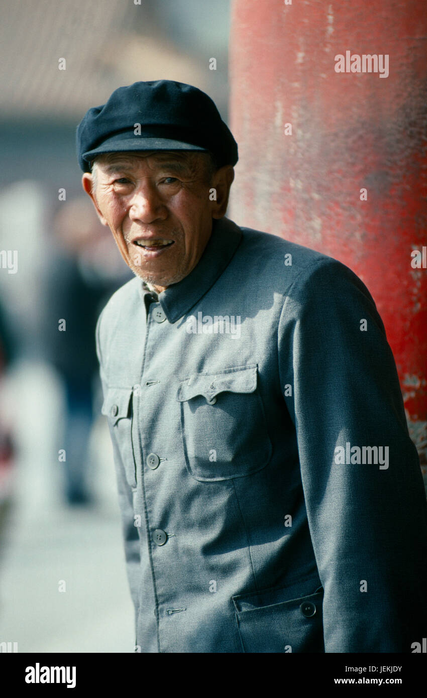 La Chine, Shanghai, Beijing, vieil homme en costume Mao. Banque D'Images