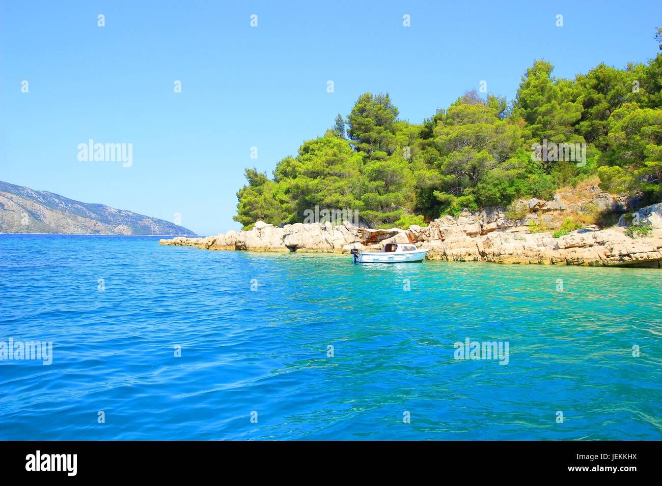 Bateau en mer, belle scène d'été sur l'île de Hvar, Croatie Banque D'Images