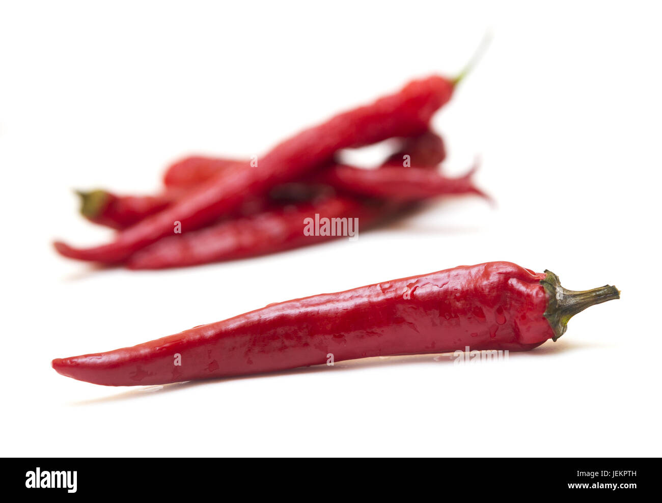 Plusieurs cayennes rouge sur fond blanc Banque D'Images