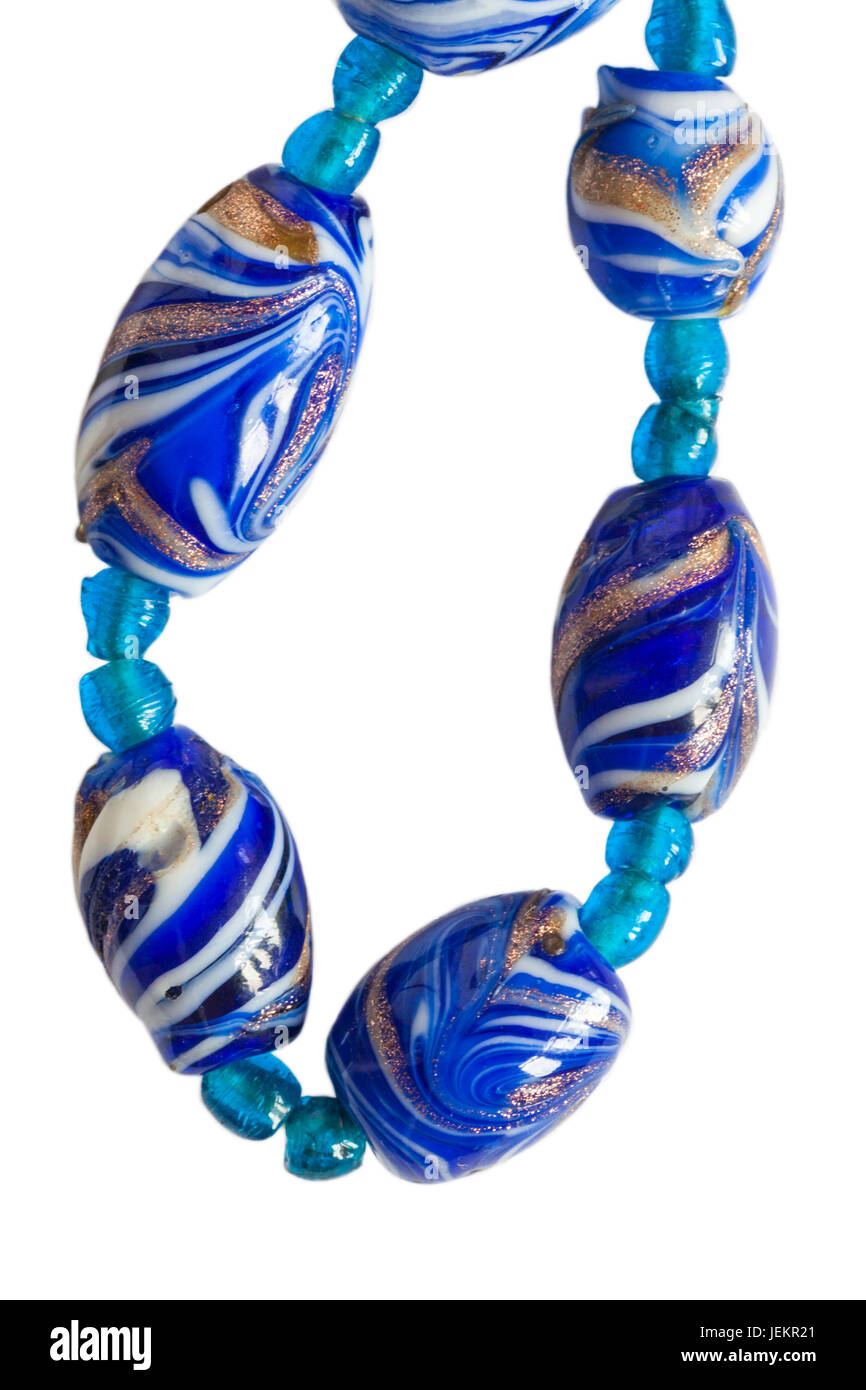 Détail de décoration perles bleues, partie de collier fantaisie Bijoux,  situé sur fond blanc Photo Stock - Alamy