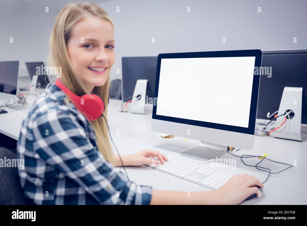 Smiling student working on computer Banque D'Images