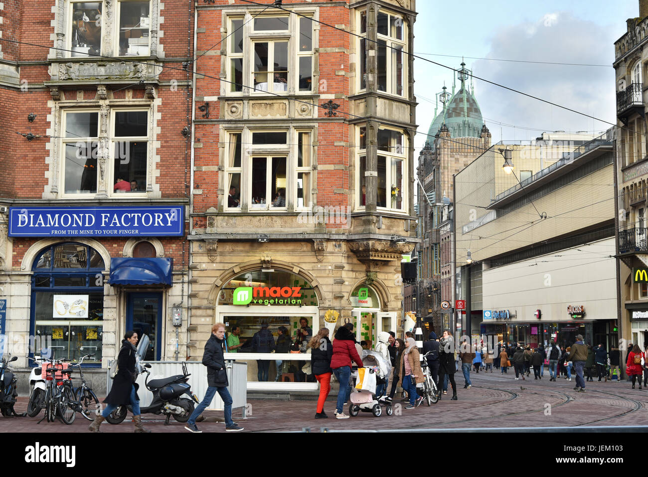 Vue sur la rue de l'angle de Muntplein et Reguliersbreestraat Banque D'Images