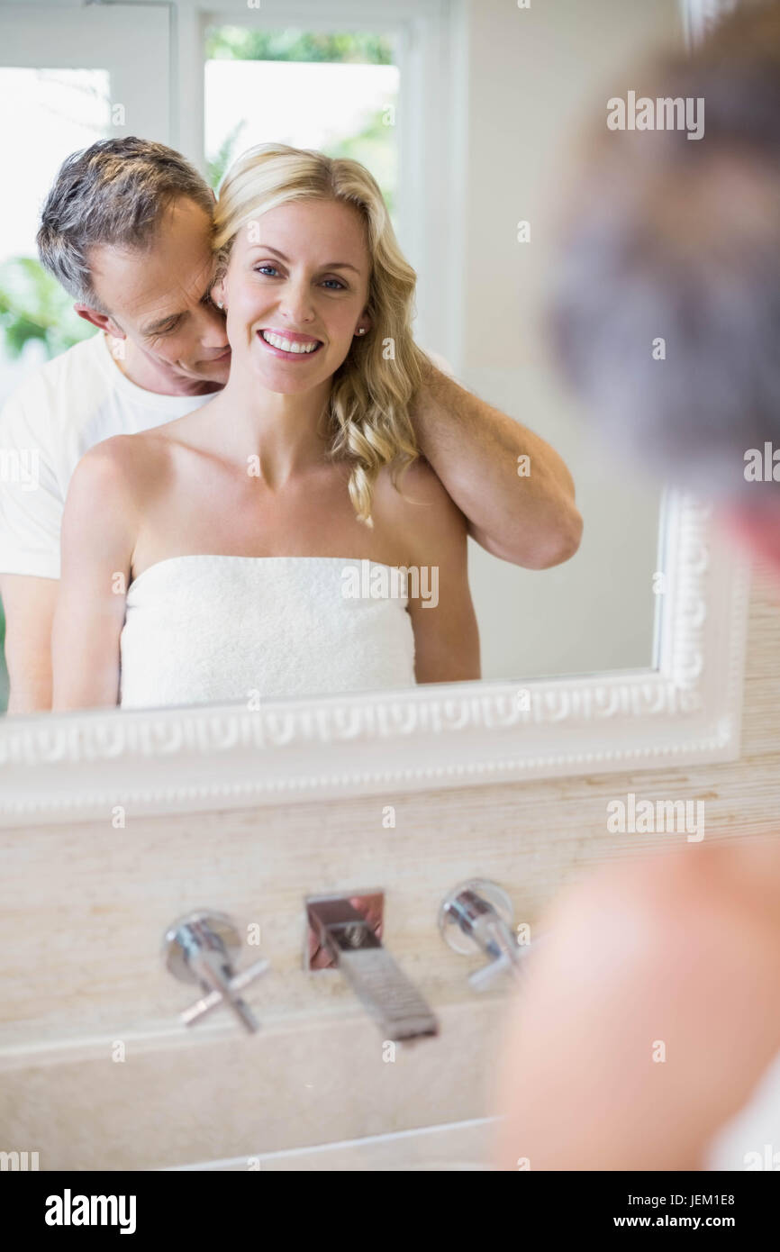 Bisou sur le cou Banque de photographies et d’images à haute résolution Alamy
