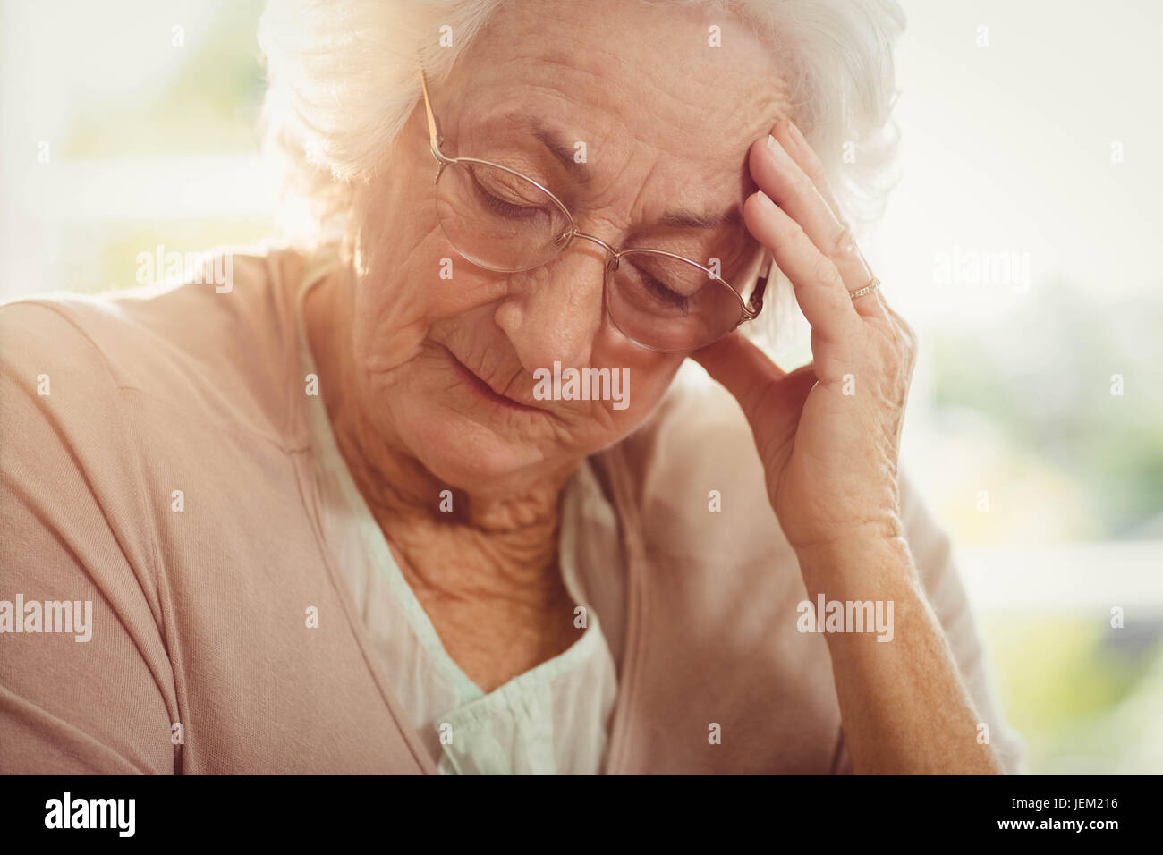 Femme âgée avec maux de tête Banque D'Images