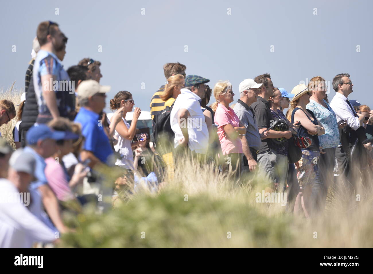 Les badauds regarder l'ancien président des États-Unis, Barack Obama, de jouer une partie de golf sur le Old Course à St Andrews, sur la côte est de Fife en Ecosse. Où : St Andrews, Fife, Royaume-Uni Quand : 26 mai 2017 Banque D'Images