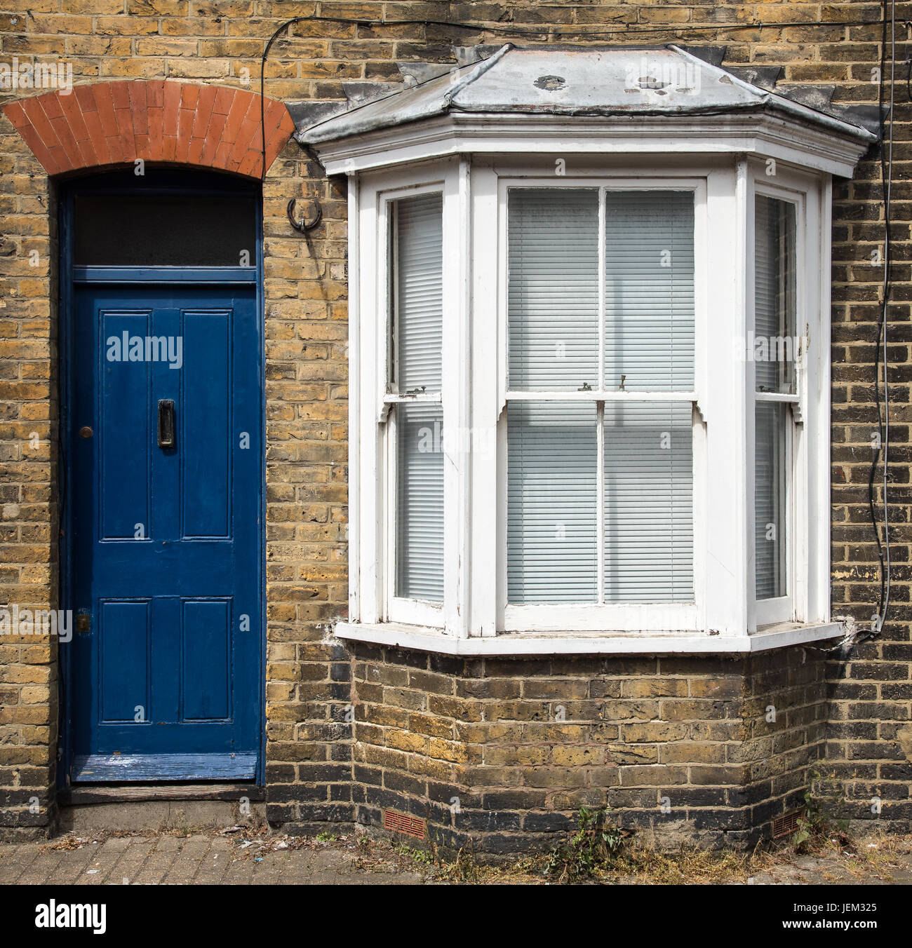 Maison traditionnel anglais/entrée avec portes et fenêtres fermées bleu  Photo Stock - Alamy