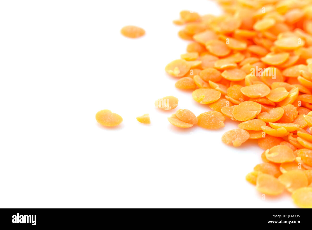 Macro (close-up) de rouge (orange) Lentilles isolés contre surface blanche. Banque D'Images