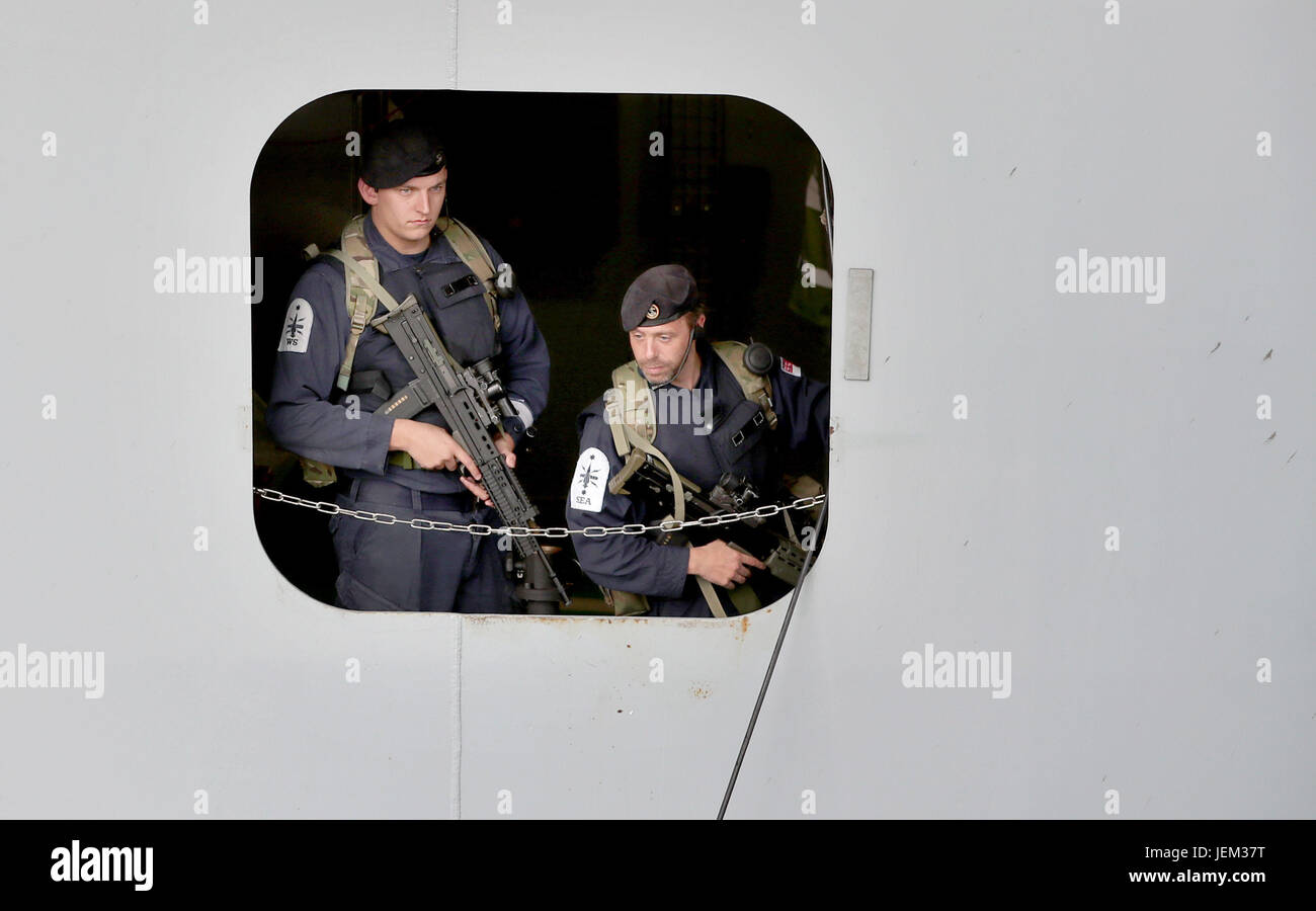 Les patrouilles militaires armés à bord de l'avant des essais en mer cet été, pour la Marine royale de neuf porte-avions HMS Queen Elizabeth, à Rosyth Dockyard à Dunfermline. Banque D'Images