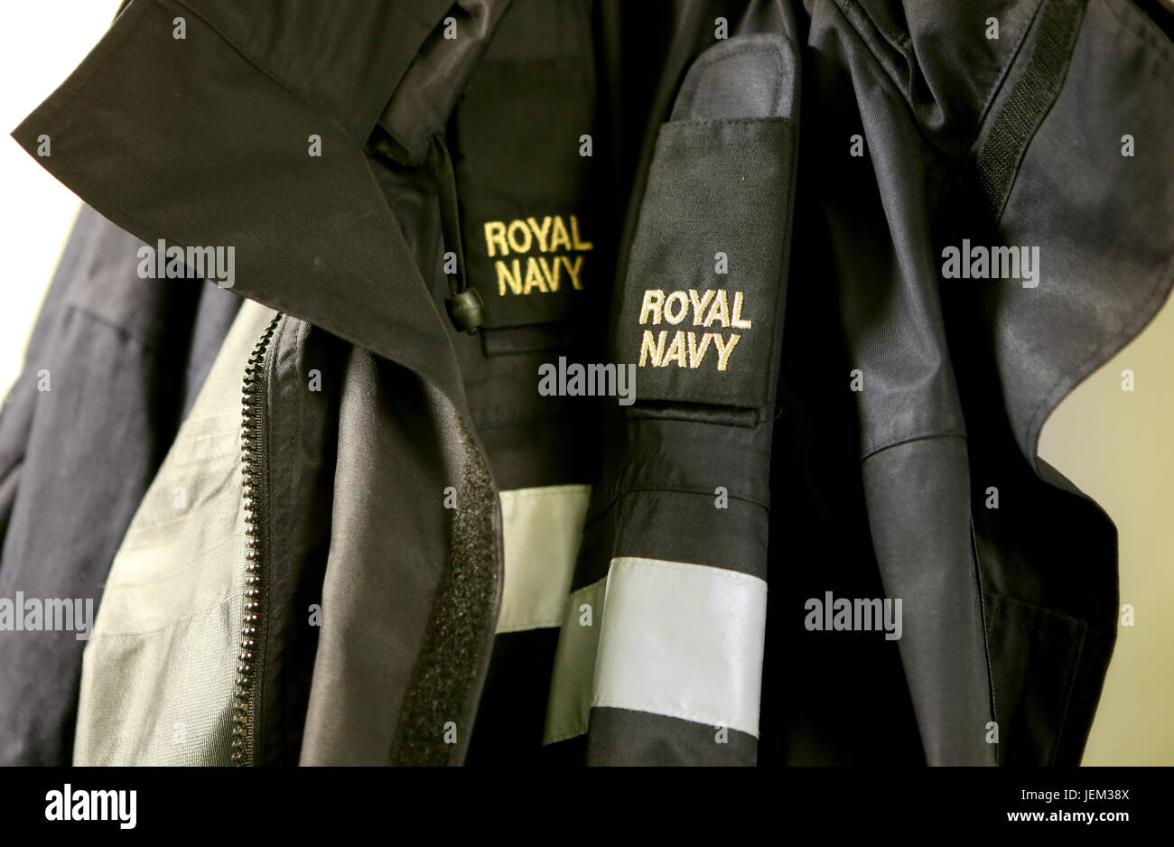 Les derniers préparatifs sont faits avant les essais en mer cet été, pour la Marine royale de neuf porte-avions HMS Queen Elizabeth, à Rosyth Dockyard à Dunfermline. Banque D'Images
