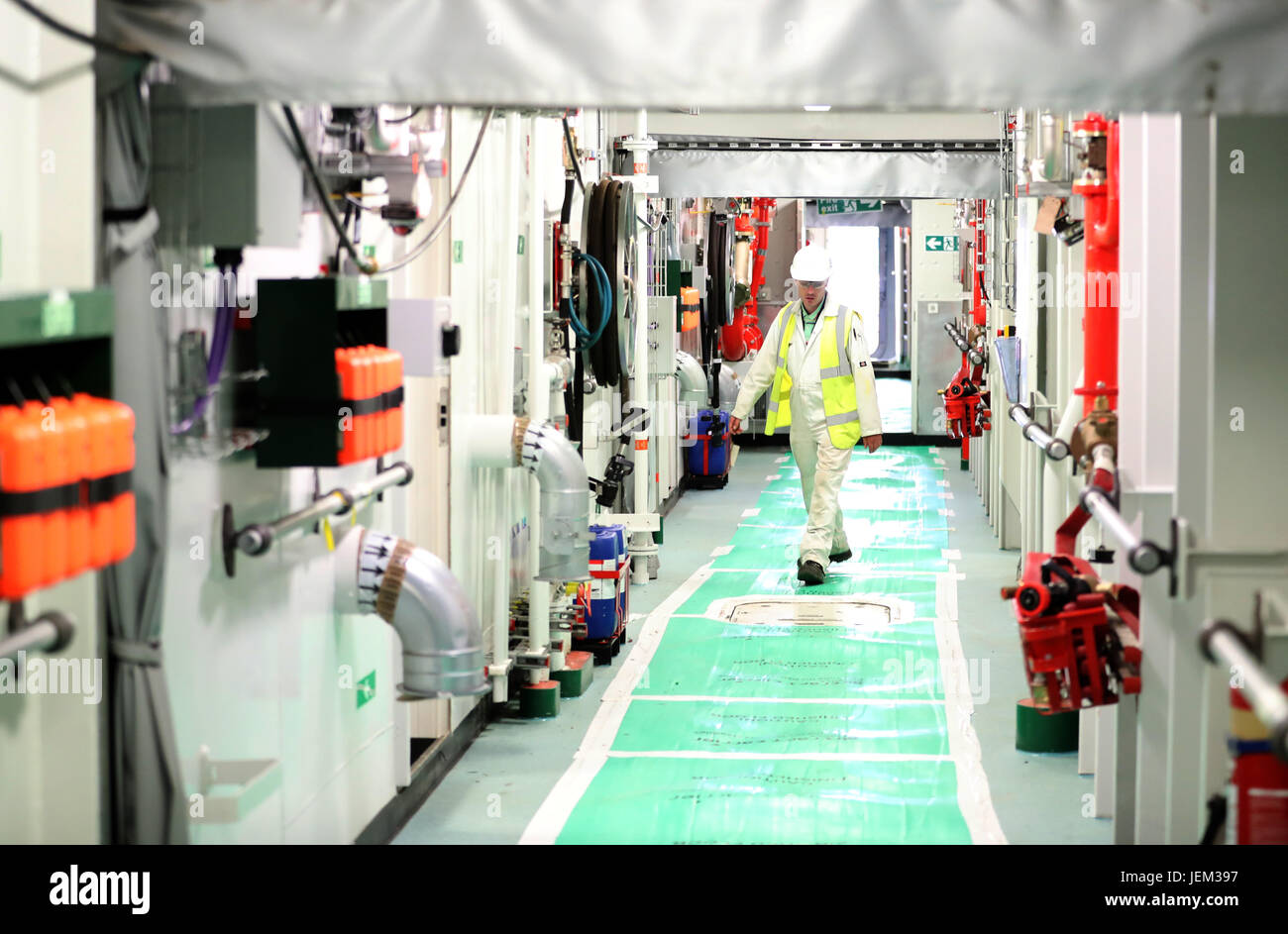 Les derniers préparatifs sont faits sous le pont de l'avant des essais en mer cet été, pour la Marine royale de neuf porte-avions HMS Queen Elizabeth, à Rosyth Dockyard à Dunfermline. Banque D'Images
