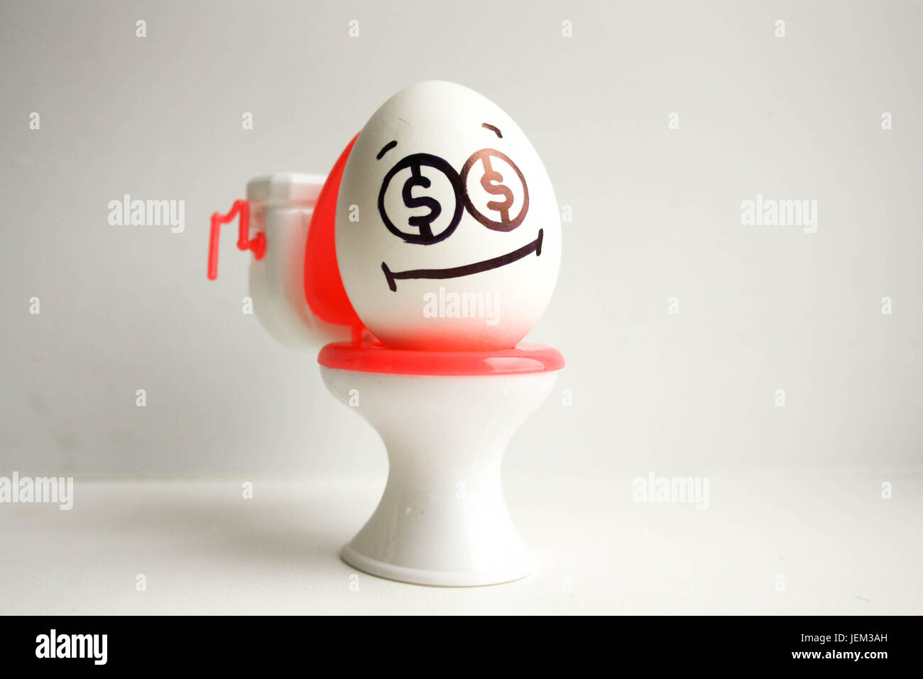 Le concept de perdre des affaires. Un œuf avec un visage peint sur les toilettes. La photo pour votre conception Banque D'Images
