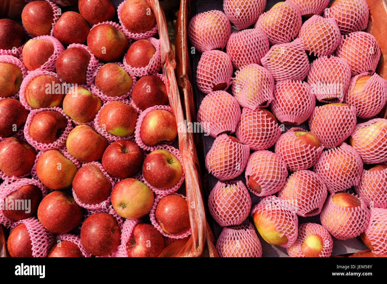 Le BANGLADESH Dhaka, un terminal de ferry à Sadarghat rivière Buriganga, magasin qui vend des pommes chinoises enveloppé dans du plastique / BANGLADESCH Dhaka , Faehrschiff Sadarghat Terminal am Fluss Buriganga, Laden verkauft chinesische Aepfel en Plastik Huelle Banque D'Images