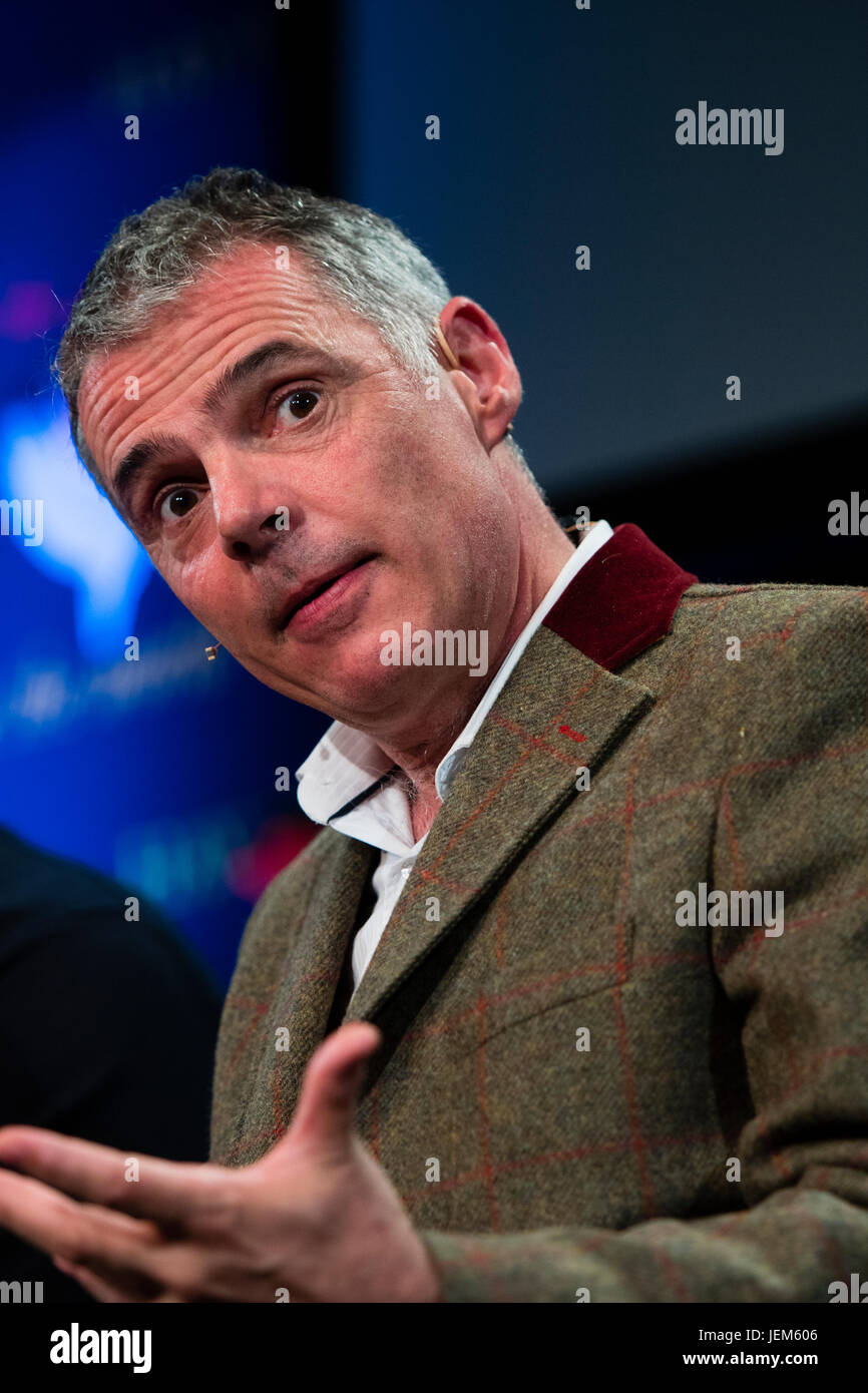 Peter Jukes, auteur anglais, scénariste, dramaturge, critique littéraire et blogger., à l'Hay Festival 2017 de la littérature et les arts, Hay-on-Wye, au Pays de Galles UK Banque D'Images