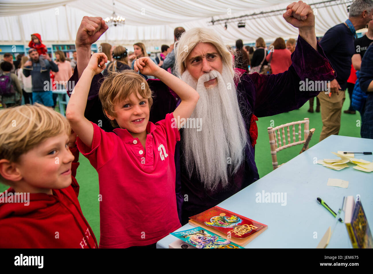 Adam Blade (nom de plume) - collectif d'écrivains de la bête recherche meilleures ventes de série d'enfants Fantaisie/Aventure romans. Rencontrer des jeunes lecteurs à l'Hay Festival 2017 de la littérature et les arts, Hay-on-Wye, au Pays de Galles UK Banque D'Images