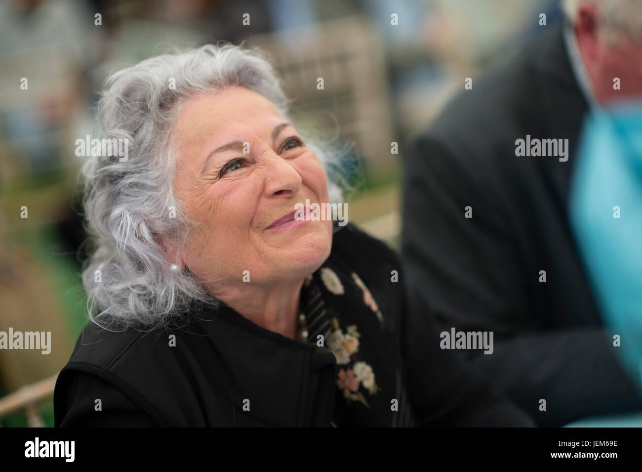 Tania Szabo , auteur de "Jeune, beau et courageux : les missions du Special Operations Executive ' à propos de sa mère, à l'Hay Festival 2017 de la littérature et les arts, Hay-on-Wye, au Pays de Galles UK Banque D'Images