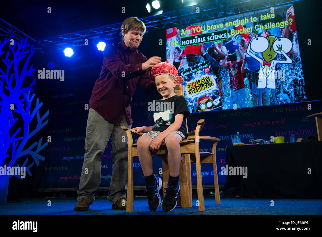 Nic Arnold, auteur de l'horrible Science series de Boks pour les enfants, qui apparaissent à la 2017 Hay Festival de la littérature et les arts, Hay-on-Wye, au Pays de Galles UK Banque D'Images
