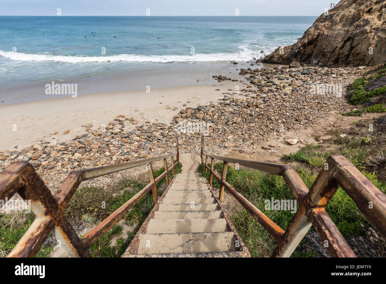 Rusty beach escaliers à Dume Cove à Malibu, en Californie. Banque D'Images