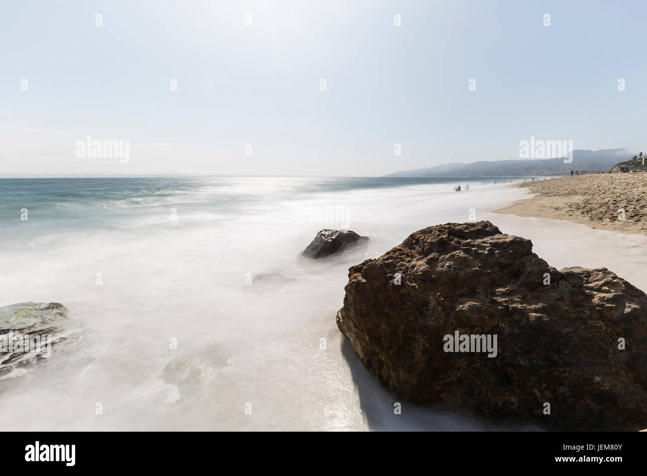 Westward beach rocks et les vagues avec le flou au point Dume à Malibu, en Californie. Banque D'Images
