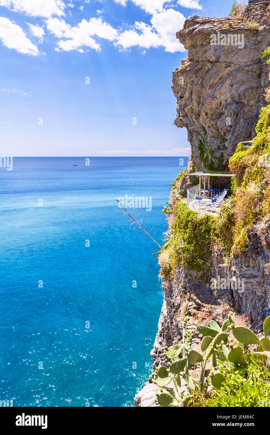 Une falaise avec balcon donnent sur la mer Ligure, sur le célèbre Cinque Terre, Italie Banque D'Images