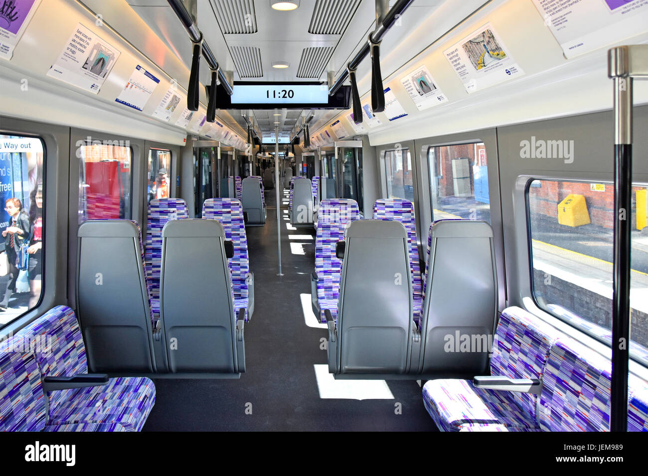 Le train traverse la classe 345 coin intérieur Ligne Elizabeth promenade à travers la distribution au service de trains de banlieue entre Shenfield et London Liverpool Street Banque D'Images