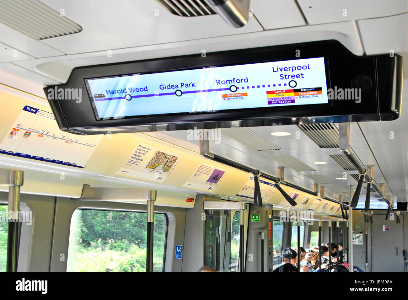 Nouvelle classe traverse ferroviaire tfl 345 Elizabeth train direct Gare de voyageurs tous les frais généraux de l'intérieur de la station service électronique d'affichage des données à Londres Banque D'Images