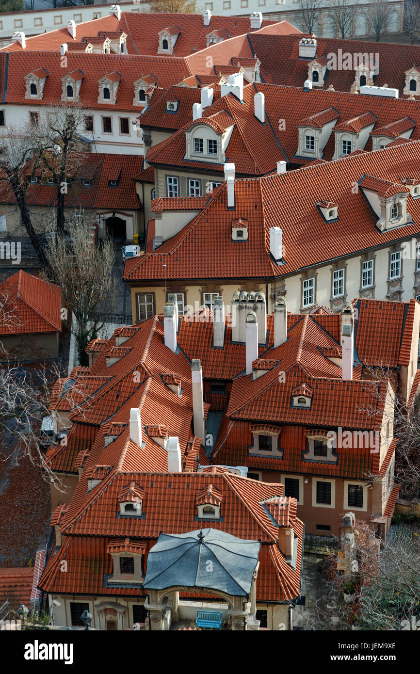 Toits de la vieille ville de Prague dans les bâtiments Banque D'Images