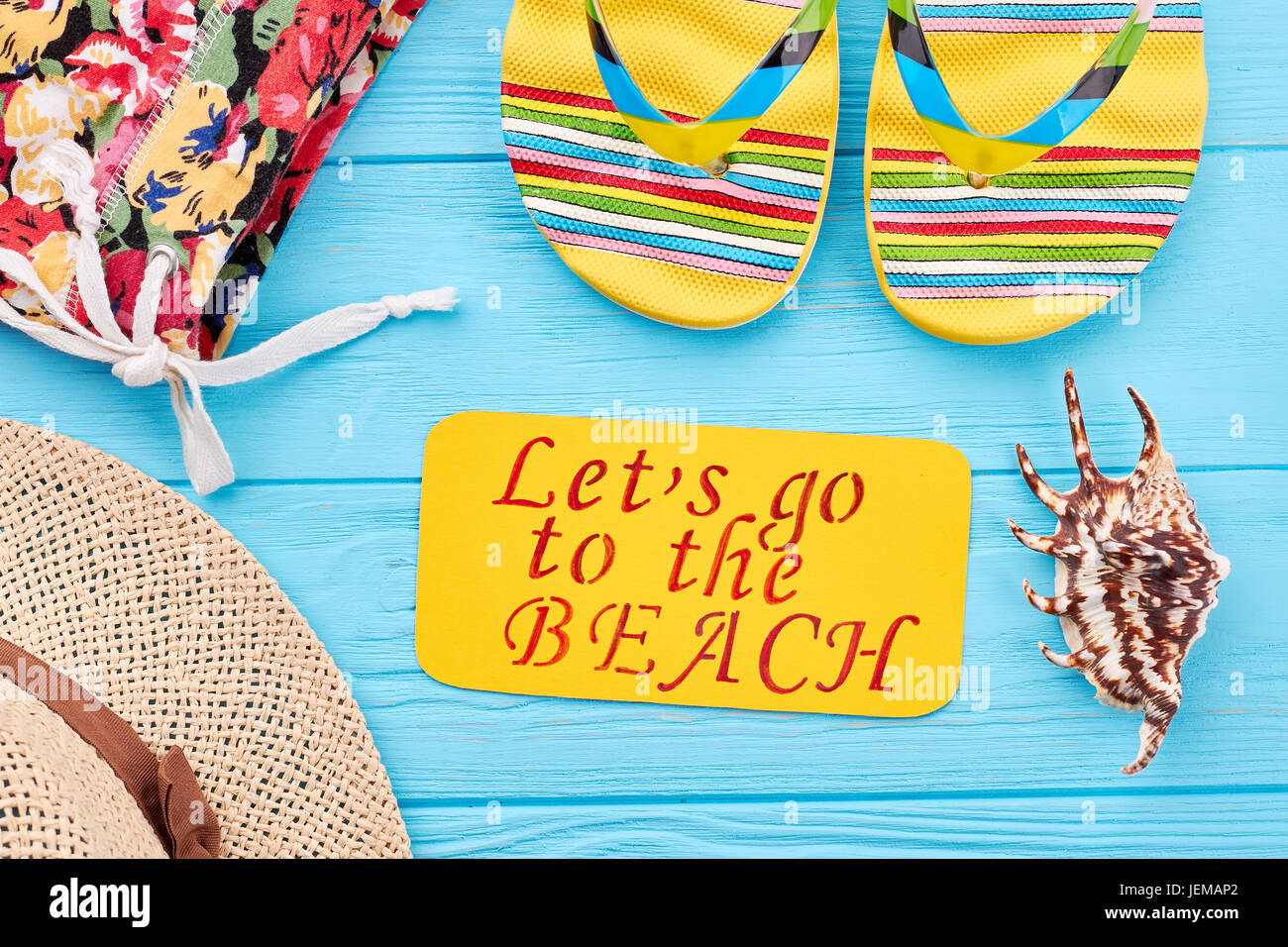 Concept de plage en été. Hat, shorts, sandales, coquillage, message. De mémoire de mer. Banque D'Images