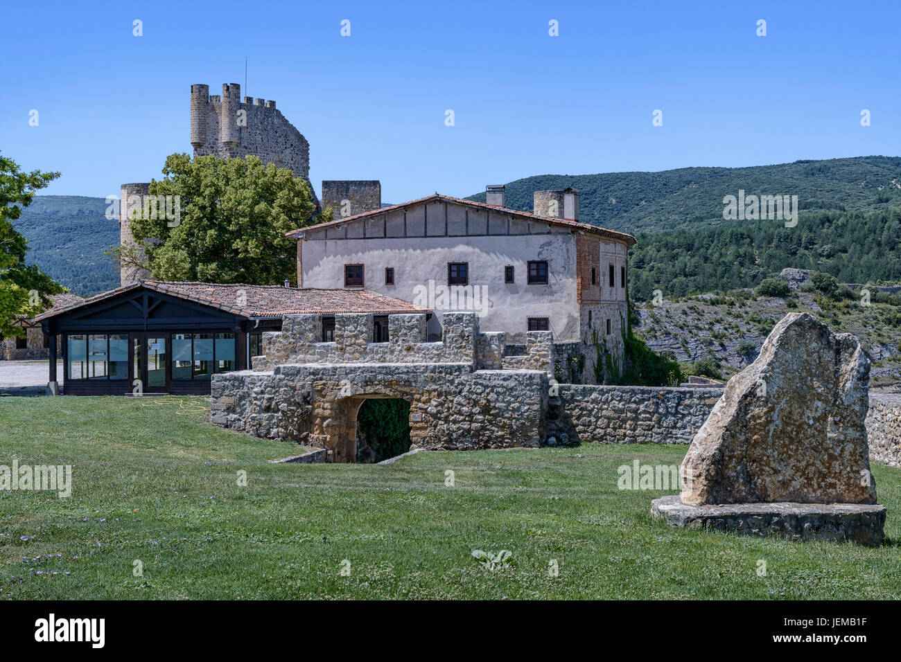 Forteresse du 10ème siècle. Situé sur un rocher surplombant la vallée de Tobalina dans la ville de Frias, province de Burgos, Castille et Leon, Espagne, Union européenne Banque D'Images