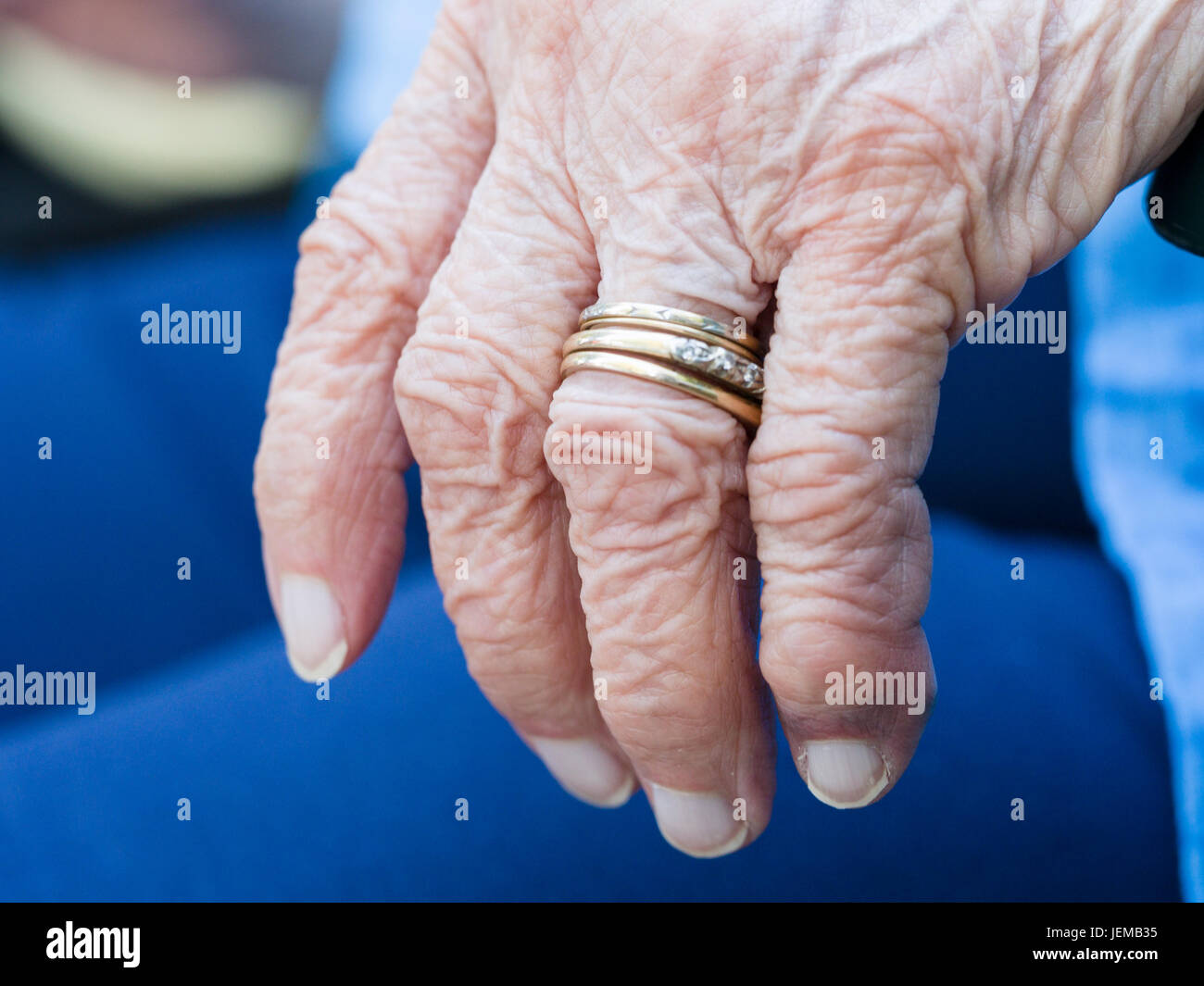 D'une main ridée arthritiques eldery femme : La main gauche avec les bagues  de fiançailles et de mariage d'une vieille femme Photo Stock - Alamy