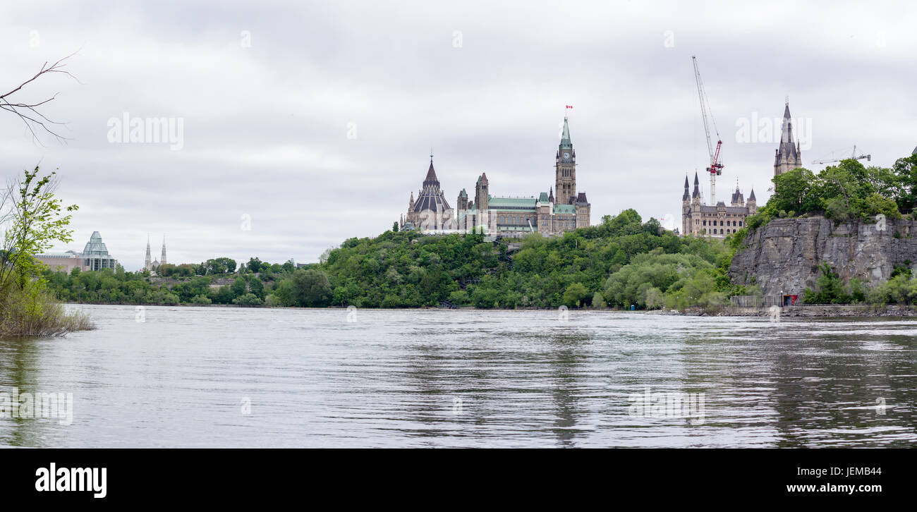 Le Parlement et le Musée des beaux-arts de l'île Victoria : une vue sur le centre d'Ottawa en amont d'une île au milieu de la rivière Ottawa. Banque D'Images
