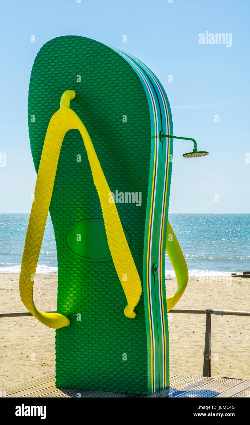 Douche de plage sous la forme d'un volet sur la promenade de la plage, dans  la station balnéaire, un grand green tongs, une douche publique Photo Stock  - Alamy